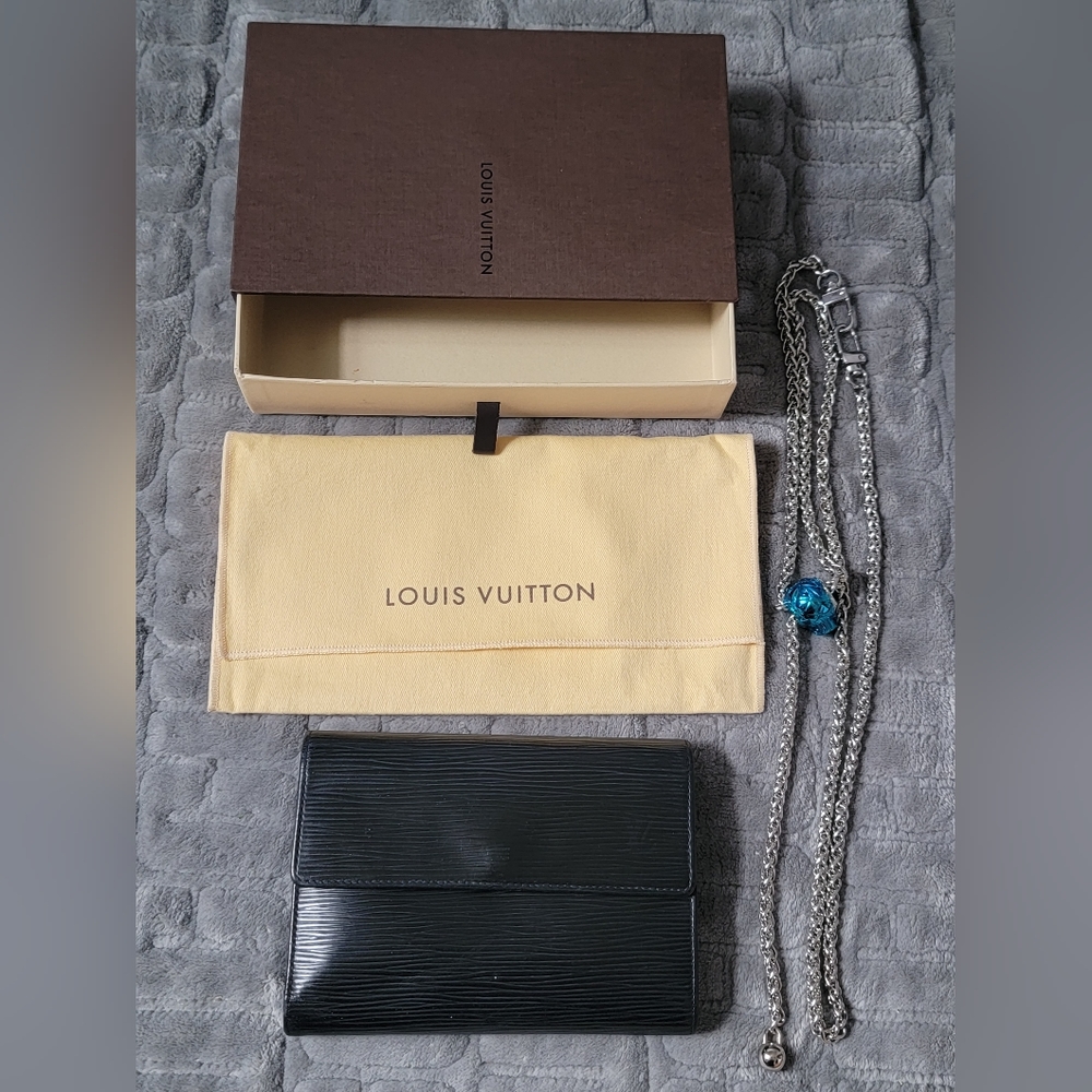 Louis Vuitton Full inclusion (EUC black epi leather wallet)